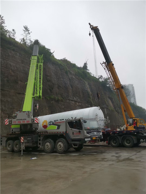 青羊区“不怕风雨冻”—— 吊车的 “恶劣环境适应” 技术